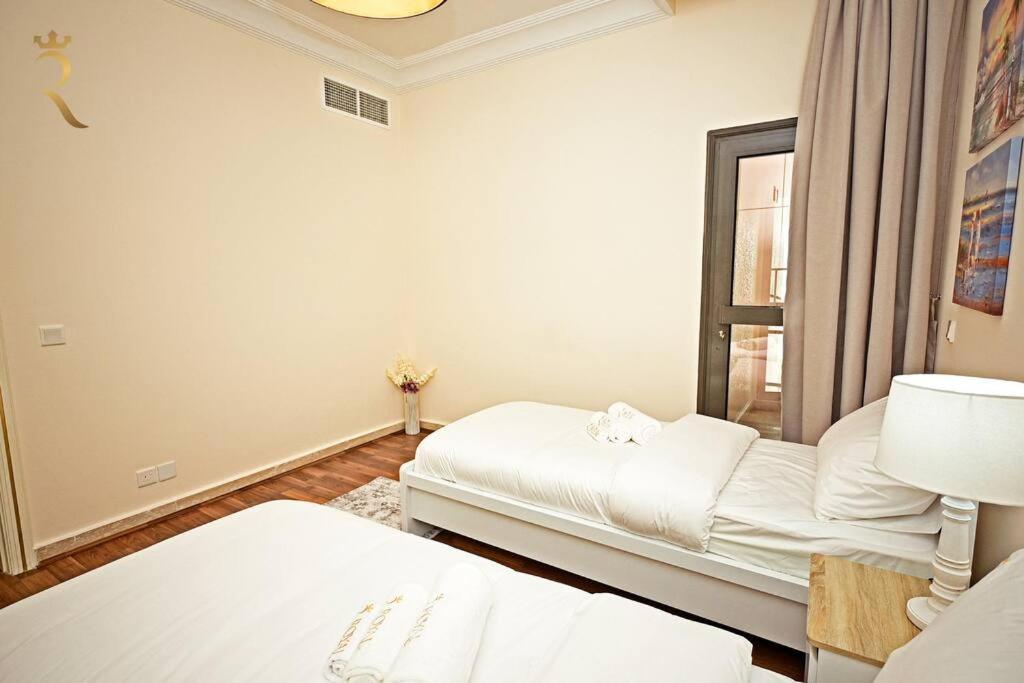 Serene 3br Splendor Retreat At Corniche