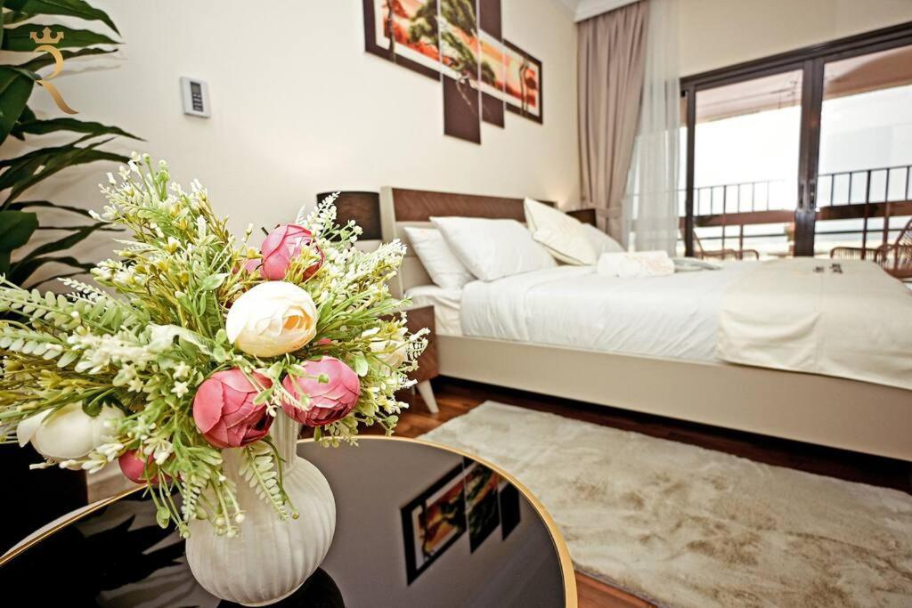 Serene 3br Splendor Retreat At Corniche *