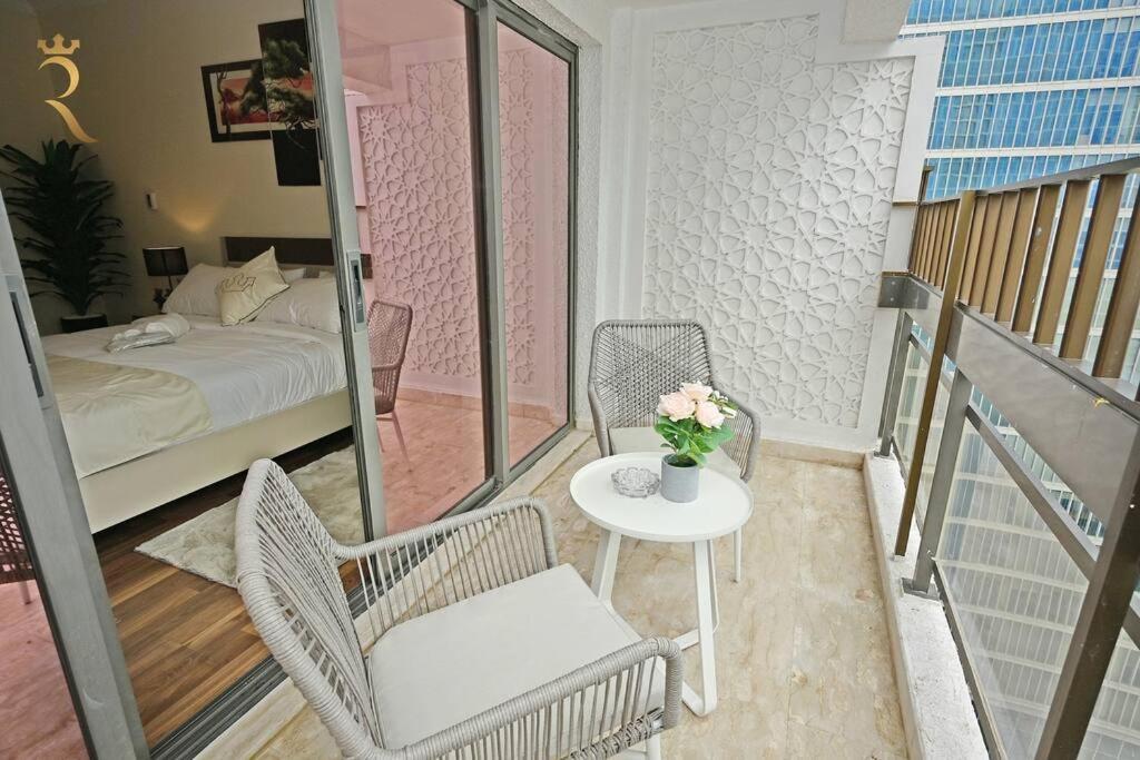 Serene 3br Splendor Retreat At Corniche Apartment