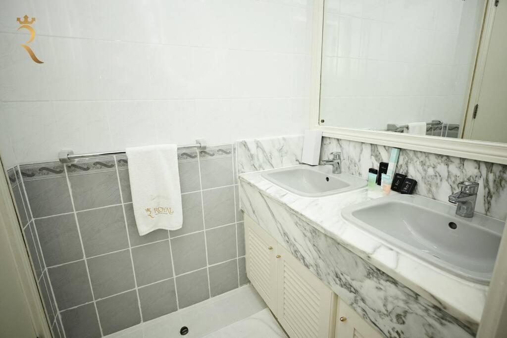 Serene 3br Splendor Retreat At Corniche *