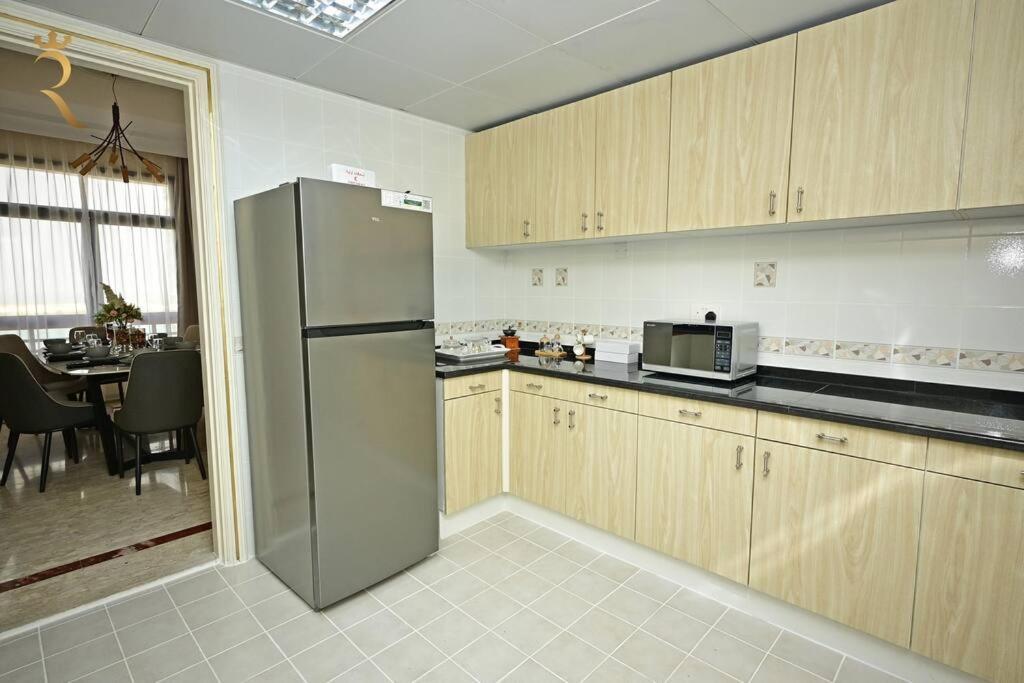 Serene 3br Splendor Retreat At Corniche Apartment *